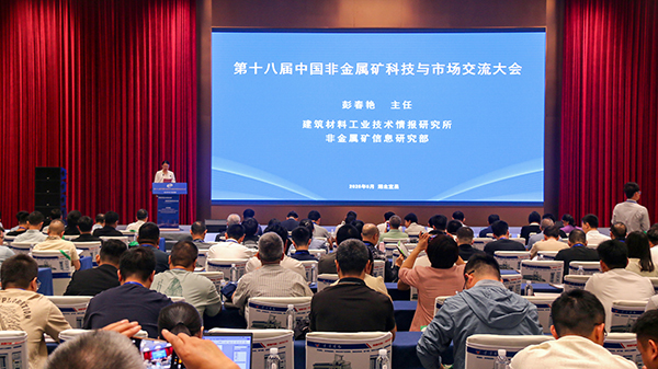 從石墨到石英，頂立科技裝備領(lǐng)航非金屬礦物材料制備新方向 (1).jpg
